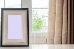 Natural Mockup Photo Paper on Wooden Table for a Realistic and Authentic Presentation, Perfect for Showcasing Designs with a Natural Feel