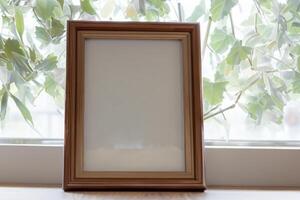 Natural Mockup Photo Paper on Wooden Table for a Realistic and Authentic Presentation, Perfect for Showcasing Designs with a Natural Feel
