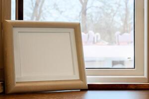 Natural Mockup Photo Paper on Wooden Table for a Realistic and Authentic Presentation, Perfect for Showcasing Designs with a Natural Feel