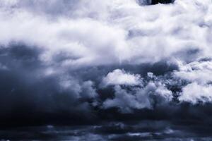 oscuro monocromo pesado tormenta nubes antes de un tormenta o huracán. dramático nubes en nublado clima. foto