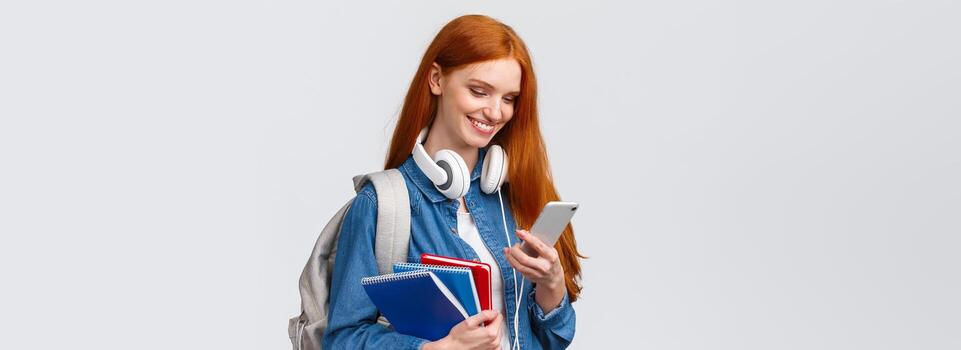 adolescentes, Universidad y educación concepto. atractivo pelirrojo femenino, universidad estudiante con auriculares, mochila y cuadernos, responder Novia mensaje, queer amor en aire foto