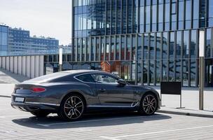 minsk, bielorrusia, mayo 17, 2024 - posterior ver lujo cupé bentley foto