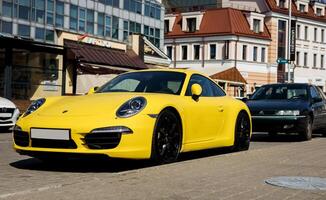 minsk, bielorrusia, mayo 14, 2024 - lujo amarillo Porsche foto