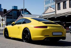 minsk, bielorrusia, mayo 14, 2024 - posterior ver de amarillo Porsche foto
