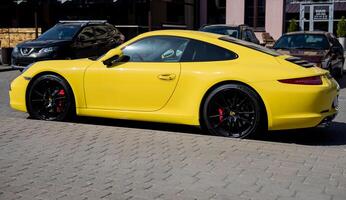 minsk, bielorrusia, mayo 14, 2024 - amarillo costoso Porsche foto