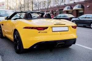 minsk, bielorrusia, mayo 14, 2024 - posterior ver amarillo jaguar F tipo foto