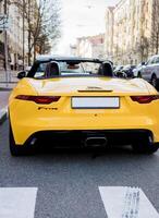 minsk, bielorrusia, mayo 14, 2024 - lujoso amarillo jaguar F tipo Deportes coche foto