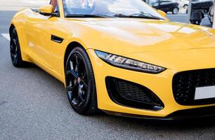 minsk, bielorrusia, mayo 14, 2024 - lujo amarillo jaguar tipo f foto