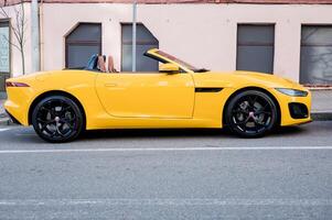 minsk, bielorrusia, mayo 14, 2024 - amarillo Deportes coche jaguar tipo f foto