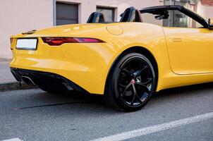 minsk, bielorrusia, mayo 14, 2024 - cola ligero lujoso amarillo jaguar F tipo foto