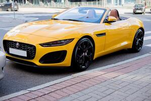 minsk, bielorrusia, mayo 14, 2024 - amarillo jaguar tipo f foto