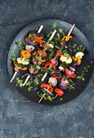 A la parrilla brochetas vegetales foto
