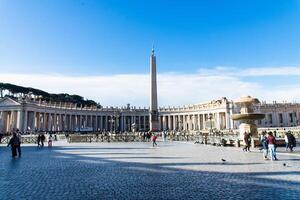 Vaticano ciudad, italia-abril 18, 2024 S t. de pedro cuadrado con obelisco y fuente en Vaticano ciudad foto