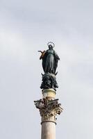 Roma, italia-abril 17, 2024 estatua de el Virgen María en columna de el inmaculado concepción foto