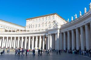 Vaticano ciudad, italia-abril 18, 2024 columnatas y apostólico palacio en S t. de pedro cuadrado foto