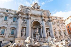 Roma, italia-abril 17, 2024 majestuoso trevi fuente en Roma foto