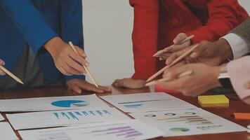 analistas financeiros analisam relatórios financeiros de negócios em um projeto de investimento de planejamento de tablet digital durante uma discussão em uma reunião de empresas mostrando os resultados de seu trabalho em equipe bem-sucedido. video