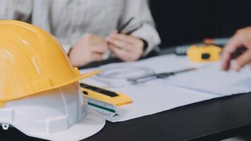 engenheiro trabalho em equipe reunião, desenhando trabalhando em projeto encontro para projeto trabalhando com parceiro em modelo construção e Engenharia Ferramentas dentro trabalhando site, construção e estrutura conceito.. video