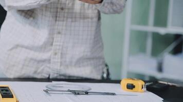 engenheiro trabalho em equipe reunião, desenhando trabalhando em projeto encontro para projeto trabalhando com parceiro em modelo construção e Engenharia Ferramentas dentro trabalhando site, construção e estrutura conceito.. video