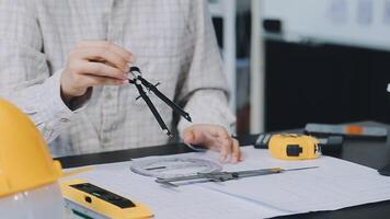 engenheiro trabalho em equipe reunião, desenhando trabalhando em projeto encontro para projeto trabalhando com parceiro em modelo construção e Engenharia Ferramentas dentro trabalhando site, construção e estrutura conceito.. video