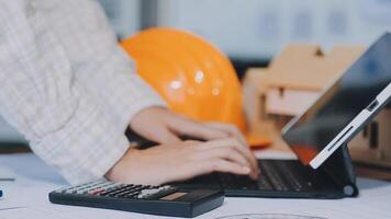 engenheiro trabalho em equipe reunião, desenhando trabalhando em projeto encontro para projeto trabalhando com parceiro em modelo construção e Engenharia Ferramentas dentro trabalhando site, construção e estrutura conceito.. video