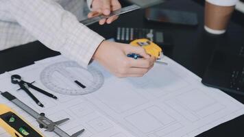 engenheiro trabalho em equipe reunião, desenhando trabalhando em projeto encontro para projeto trabalhando com parceiro em modelo construção e Engenharia Ferramentas dentro trabalhando site, construção e estrutura conceito.. video