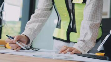 engenheiro trabalho em equipe reunião, desenhando trabalhando em projeto encontro para projeto trabalhando com parceiro em modelo construção e Engenharia Ferramentas dentro trabalhando site, construção e estrutura conceito.. video
