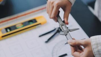 engenheiro trabalho em equipe reunião, desenhando trabalhando em projeto encontro para projeto trabalhando com parceiro em modelo construção e Engenharia Ferramentas dentro trabalhando site, construção e estrutura conceito.. video