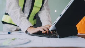 engenheiro trabalho em equipe reunião, desenhando trabalhando em projeto encontro para projeto trabalhando com parceiro em modelo construção e Engenharia Ferramentas dentro trabalhando site, construção e estrutura conceito.. video