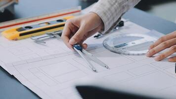 engenheiro trabalho em equipe reunião, desenhando trabalhando em projeto encontro para projeto trabalhando com parceiro em modelo construção e Engenharia Ferramentas dentro trabalhando site, construção e estrutura conceito.. video