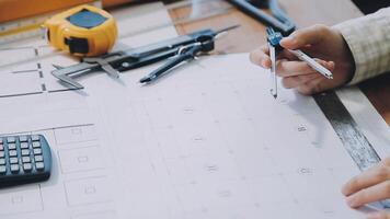 engenheiro trabalho em equipe reunião, desenhando trabalhando em projeto encontro para projeto trabalhando com parceiro em modelo construção e Engenharia Ferramentas dentro trabalhando site, construção e estrutura conceito.. video