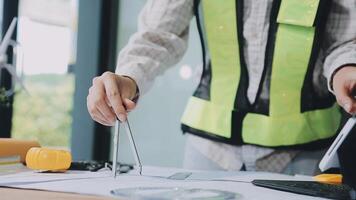 engenheiro trabalho em equipe reunião, desenhando trabalhando em projeto encontro para projeto trabalhando com parceiro em modelo construção e Engenharia Ferramentas dentro trabalhando site, construção e estrutura conceito.. video