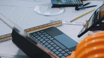 engenheiro trabalho em equipe reunião, desenhando trabalhando em projeto encontro para projeto trabalhando com parceiro em modelo construção e Engenharia Ferramentas dentro trabalhando site, construção e estrutura conceito.. video