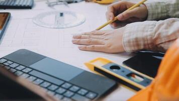 engenheiro trabalho em equipe reunião, desenhando trabalhando em projeto encontro para projeto trabalhando com parceiro em modelo construção e Engenharia Ferramentas dentro trabalhando site, construção e estrutura conceito.. video