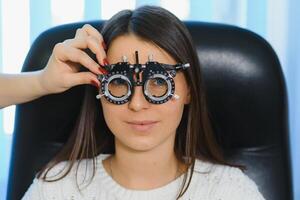 selección de lentes para visión para el mujer. el correcto selección de puntos. óptico salón. óptico. juicio lentes foto