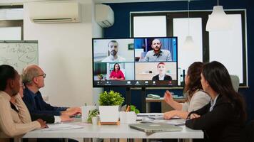 huvudskott skärm Ansökan se av avlägsen raser anställda talande på ring upp spåna tillsammans multietnisk medarbetare engagerad i team diskussion uppkopplad använder sig av webb konferens, virtuell möte video