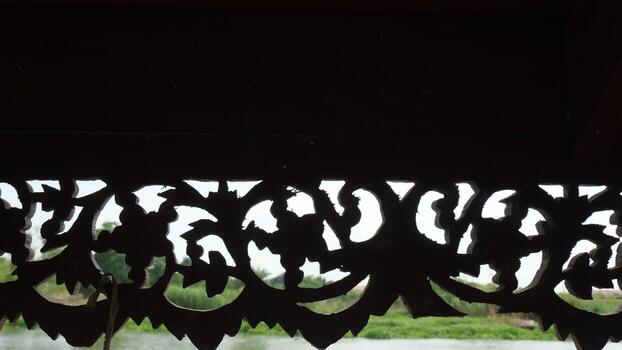 silueta de un de madera tablero ese tiene estado grabado dentro un hermosa modelo y un río como un antecedentes foto