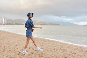 activo De las mujeres playa ejercicio. joven, hermosa persona que practica jogging abrazando aptitud y libertad a puesta de sol foto