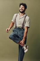 Mira hermoso hombres camisa retrato modelo caucásico pantalones barba masculino antecedentes chico atractivo adulto foto