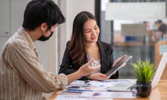Business people analysis summary graph reports of business operating expenses and work data about the company's financial statements. business financial concept photo