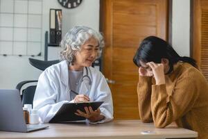 médico principal que ayuda a una mujer en su oficina. el paciente está llorando y sintiéndose desesperanzado foto