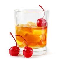limón cóctel con cereza, miel y hielo. alcohol cóctel con limón rebanadas y Cereza foto