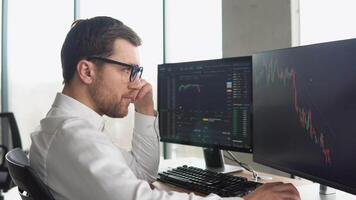 Trader dissapointed by the stock or cryptocurrency market fall. Bitcoin falling. Cryptocurrency market crash. Bitcoin downtrend. Crisis of cryptocurrency. Financial crisis video
