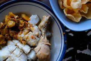 Photography of a plate of Chicken Opor with crackers. Textured Detail of Gourmet Background. Graphic Resources. Food Photography. Cookies and pastries. Food Photography Concept. Tasty Cuisine photo