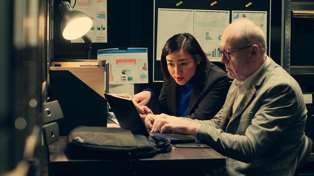 equipo miembros reapertura archivado casos establecido en nuevo evidencia, conectando dos diferente investigaciones con el mismo sospechar. ley agentes trabajando en creando un perfil a encontrar delincuente. cámara una. foto