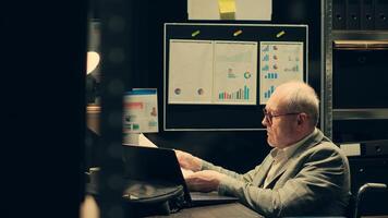 Private inspector uses web technology to access digital archives and databases in incident room, classified records on laptop. Paralyzed detective helps department with investigative leads. Camera A. photo