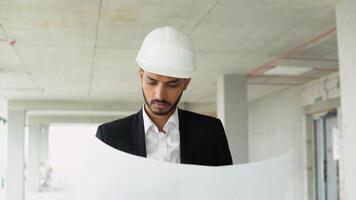 indiano ou paquistanês engenheiro construtor às construção local video