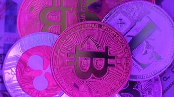 bitcoin btc moedas e ethereum eth moeda e ondulação xrp moeda estão rotativo em contas do 100 dólares. digital moeda ciberespaço e criptomoeda. conceito do troca mercado e conectados Forma de pagamento video