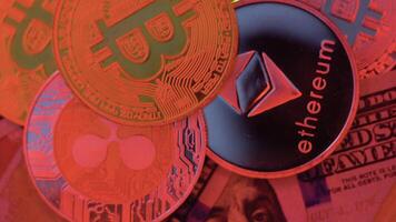 bitcoin btc moedas e ethereum eth moeda e ondulação xrp moeda estão rotativo em contas do 100 dólares. digital moeda ciberespaço e criptomoeda. conceito do troca mercado e conectados Forma de pagamento video