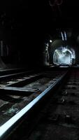 túnel ferroviario vacío cerca de la estación de tren subterráneo video